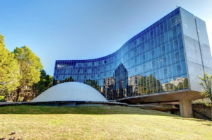 Siège du Parti Communiste Français conçu par l'architecte Oscar Niemeyer, Place du Colonel Fabien