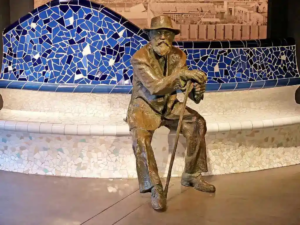 Statue d'Antoni Gaudi à l'hiver de sa vie